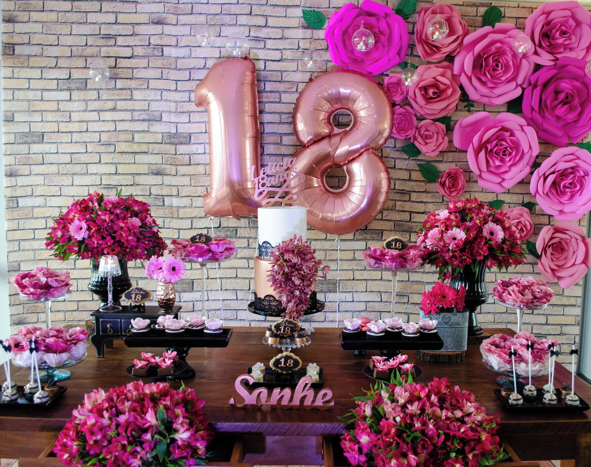 Ideias para festa de 18 anos feminino - Montando Minha Festa  Bolos de  aniversário de flores, Decoração do bolo de aniversário, Festa de  aniversario decoracao