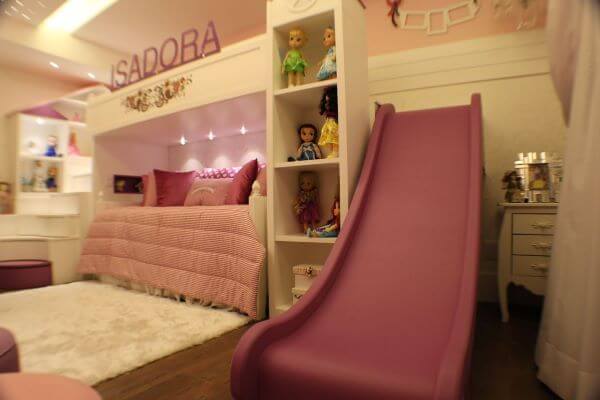 Decoração de quarto rosa de menina com escorregador 