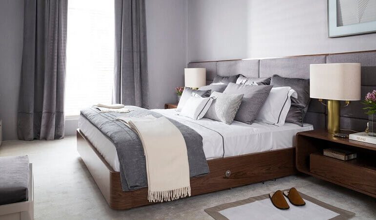 decoraçao para quarto de casal com cama de madeira
