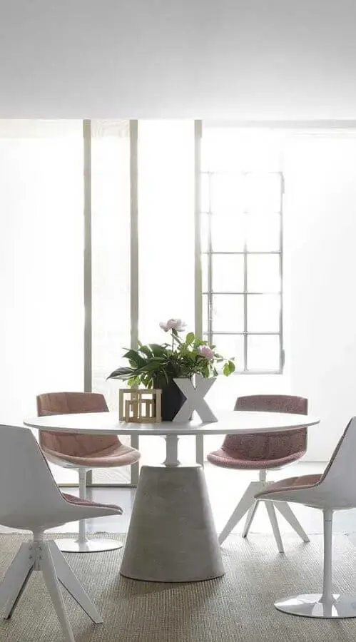 decoração clean com mesa redonda e cadeira de jantar giratória Foto Ideias Decor