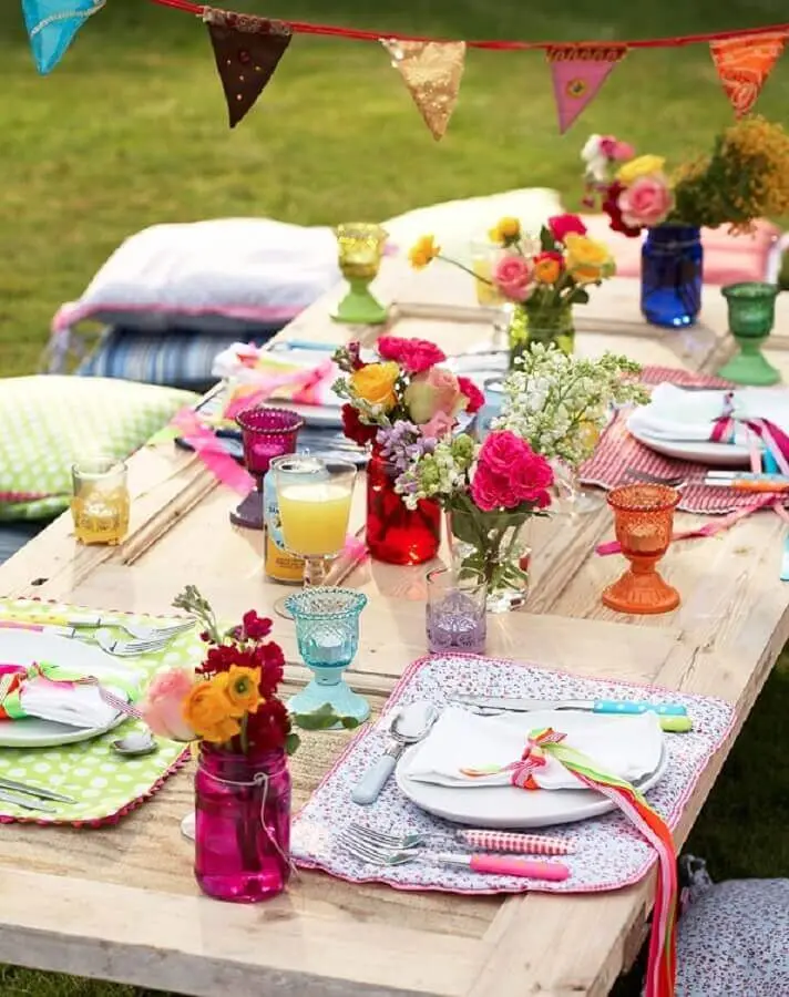 decoração colorida com arranjo de flores simples para mesa de picnic Foto Pinterest