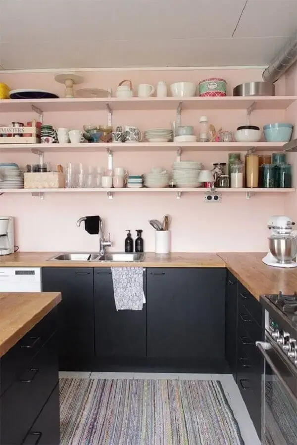 decoração com bancada de madeira para cozinha rosa e preta Foto DecoFeelings