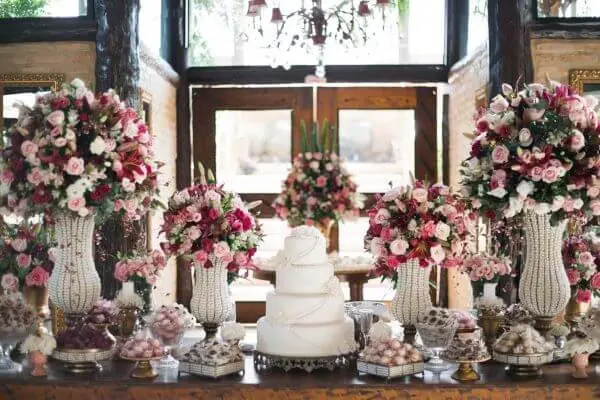 Decoração com flores para casamento clássicas e românticas