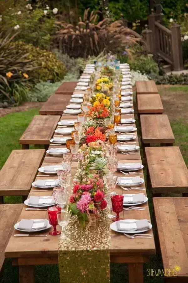 decoração com flores para mesa de casamento rústico no campo Foto She Wanders