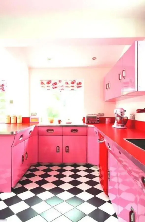decoração com piso preto e branco para cozinha cor de rosa Foto CoachDecor