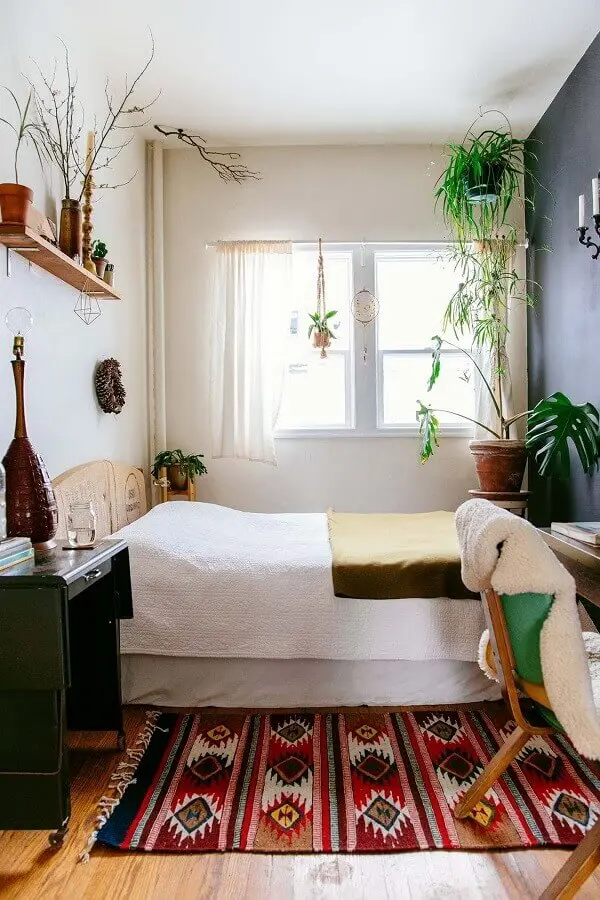 decoração com vasos de plantas e tapete colorido para quarto simples Foto HomeDecorMagz