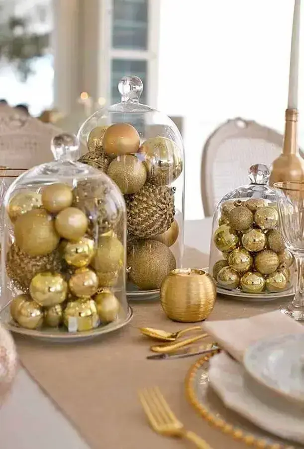 decoração de Natal com bolas douradas em redomas de vidro Foto The Home Decor Ideas