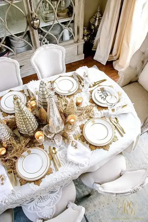 decoração de Natal para mesa branca e dourada Foto Elle Decor