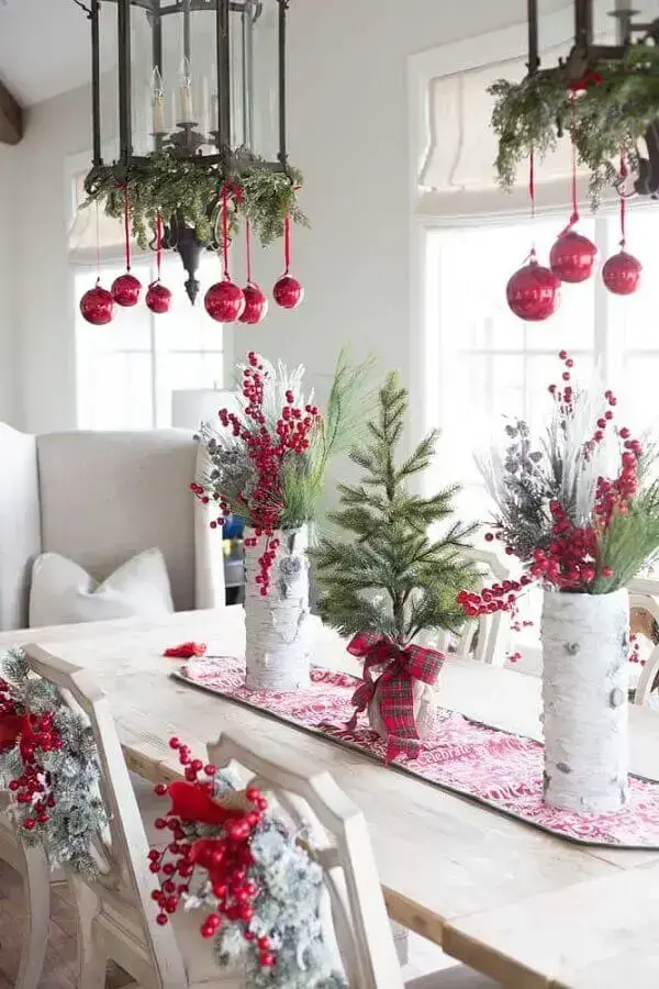 decoração de Natal para sala de jantar com arranjos de bolas natalinas pendurados em lustres Foto Pinterest