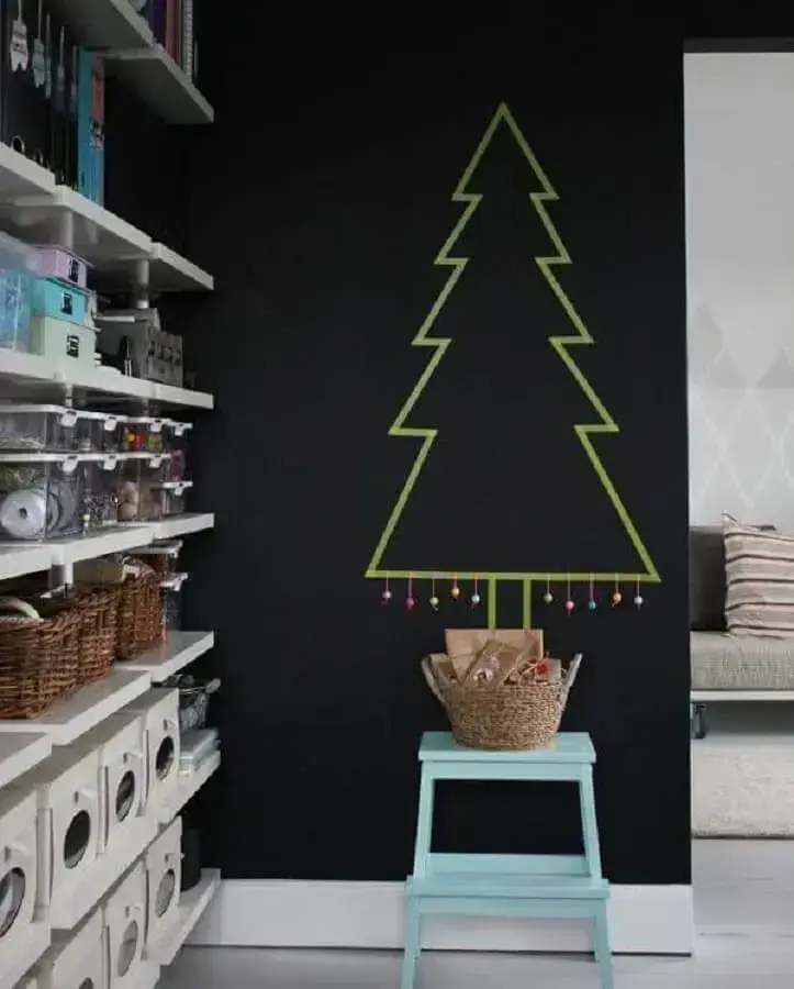 decoração de Natal simples com árvore feita na parede Foto Pinterest