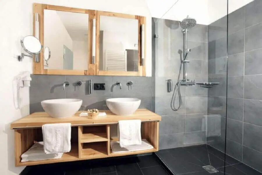 decoração de banheiro cinza com madeira e cuba branca Foto Mobel Ideen Site