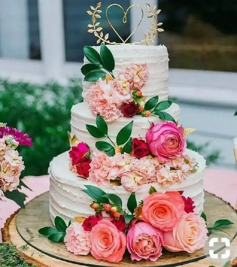 decoração de bolo de casamento com flores e folhas Foto Casamentos