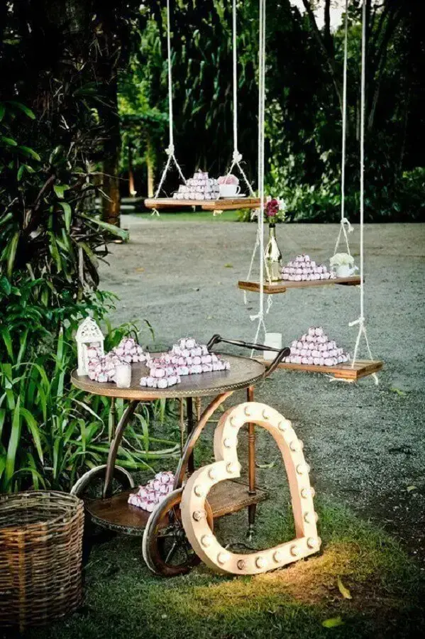 decoração de casamento no campo com doces apoiado em balanças Foto Weddbook