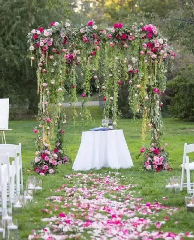 decoração de casamento no campo com rosas Foto MODwedding