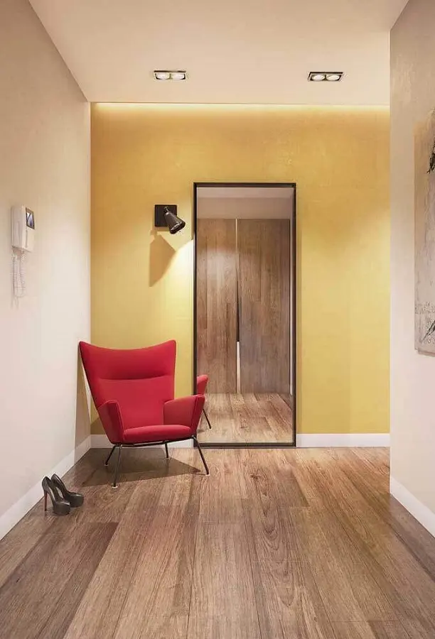 decoração de corredor com poltrona vermelha e espelho de chão Foto Pinterest
