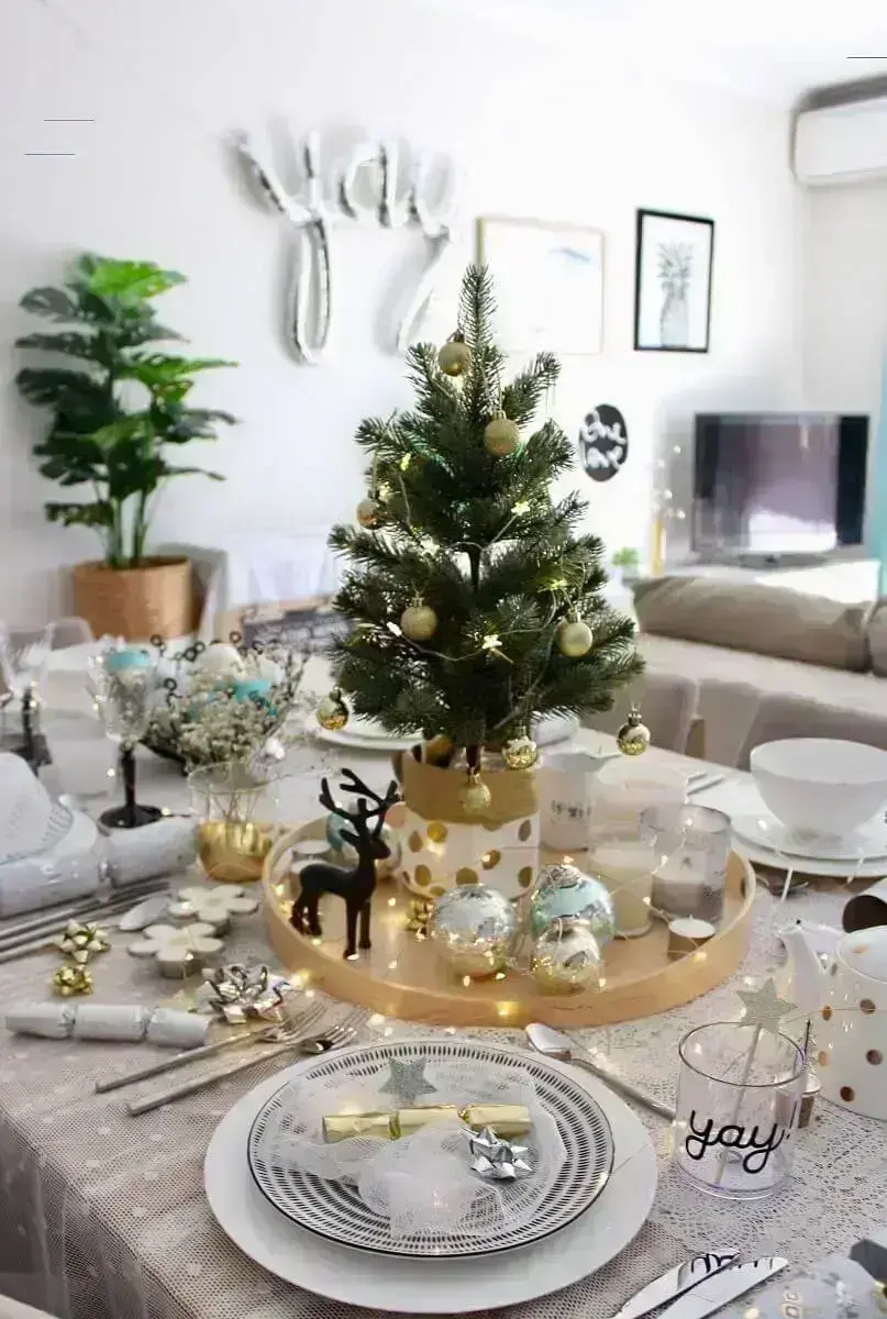 decoração de mesa com árvore de Natal pequena e detalhes dourados Foto Maria Vilhena