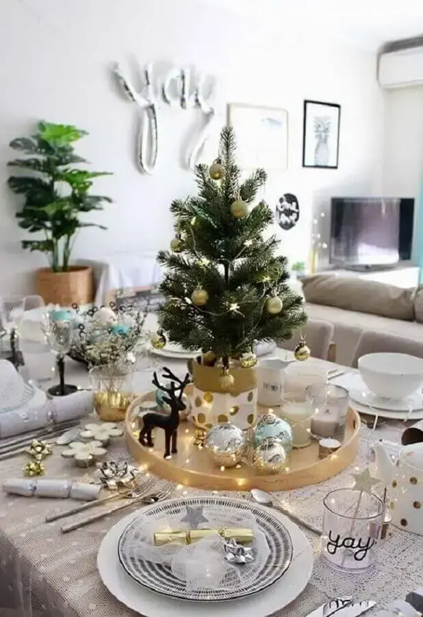 decoração de mesa de Natal branca e dourada com pequena árvore de natal Foto Pinterest