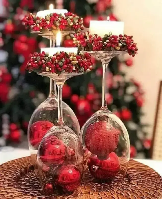 decoração de mesa de Natal com bolas vermelhas dentro de taças Foto Pinterest