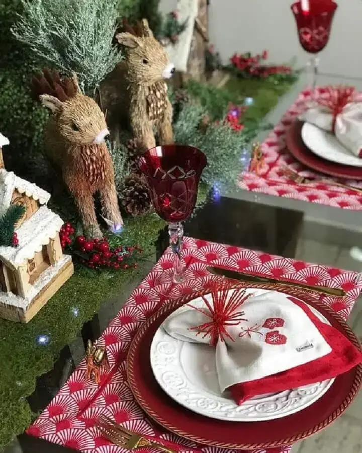 decoração de mesa natalina clássica com bonequinhos de renas Foto Dicas de Mulher