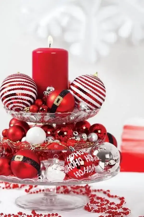decoração de mesa natalina com bolas vermelhas Foto Artecht