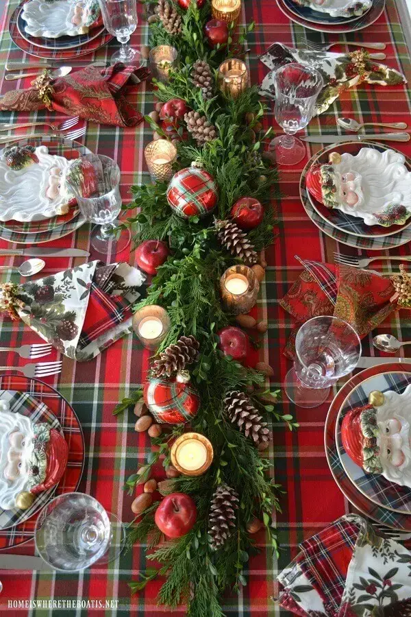 decoração de mesa natalina com pinhas e toalha xadrez Foto Pinterest
