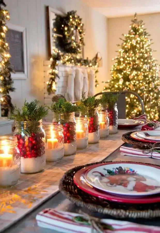decoração de mesa natalina com velas e pratos de natal Foto Trending Decors