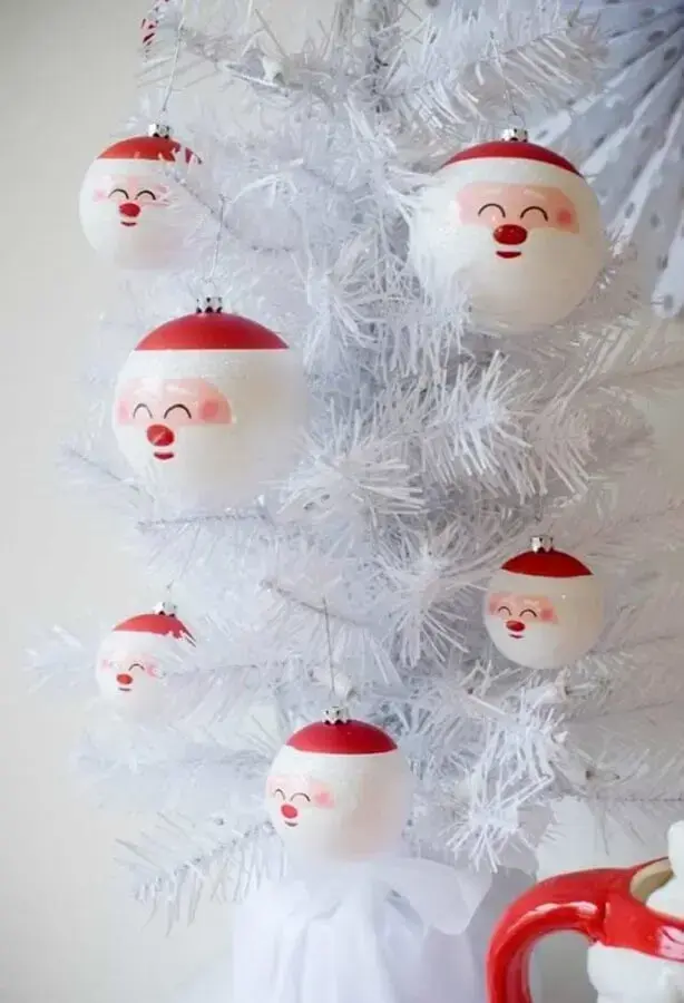 decoração de natal com bolas de papai noel em árvore branca Foto Pinterest