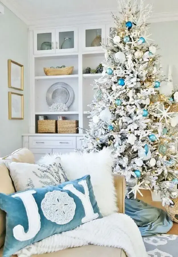 decoração de natal com árvore branca com enfeites azuis Foto Pinterest