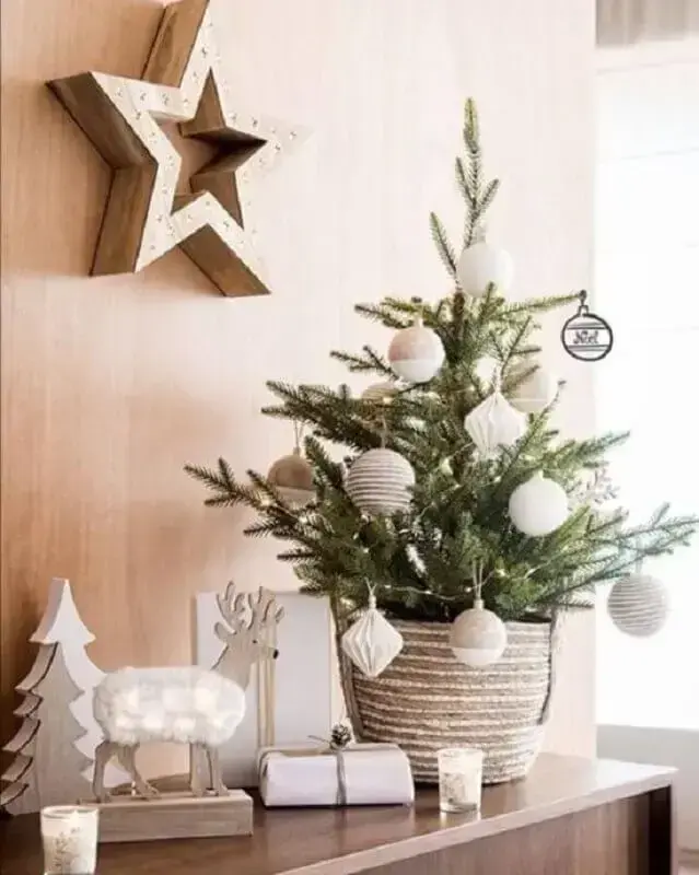 decoração de natal moderna com árvore de natal pequena Foto Customizando.Net