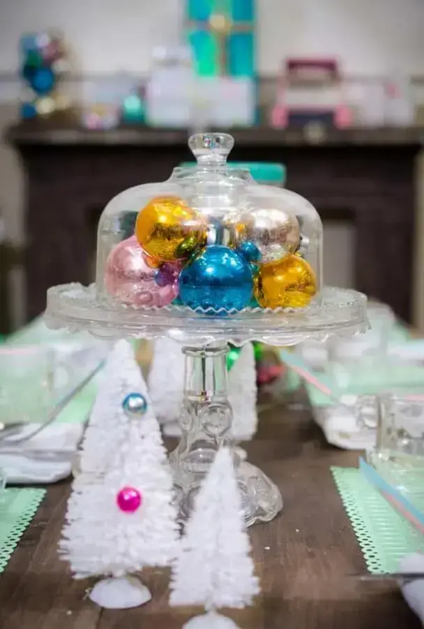 decoração de natal simples com bolas coloridas em prato de vidro Foto Brit+Co