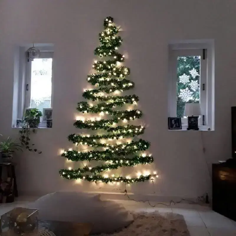 decoração de natal simples com árvore de festão na parede Foto Revista Artesanato