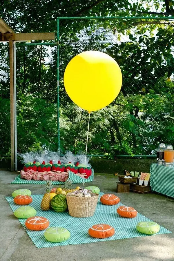 decoração de piquenique com almofadas em formato de frutas Foto Chic de Ideias