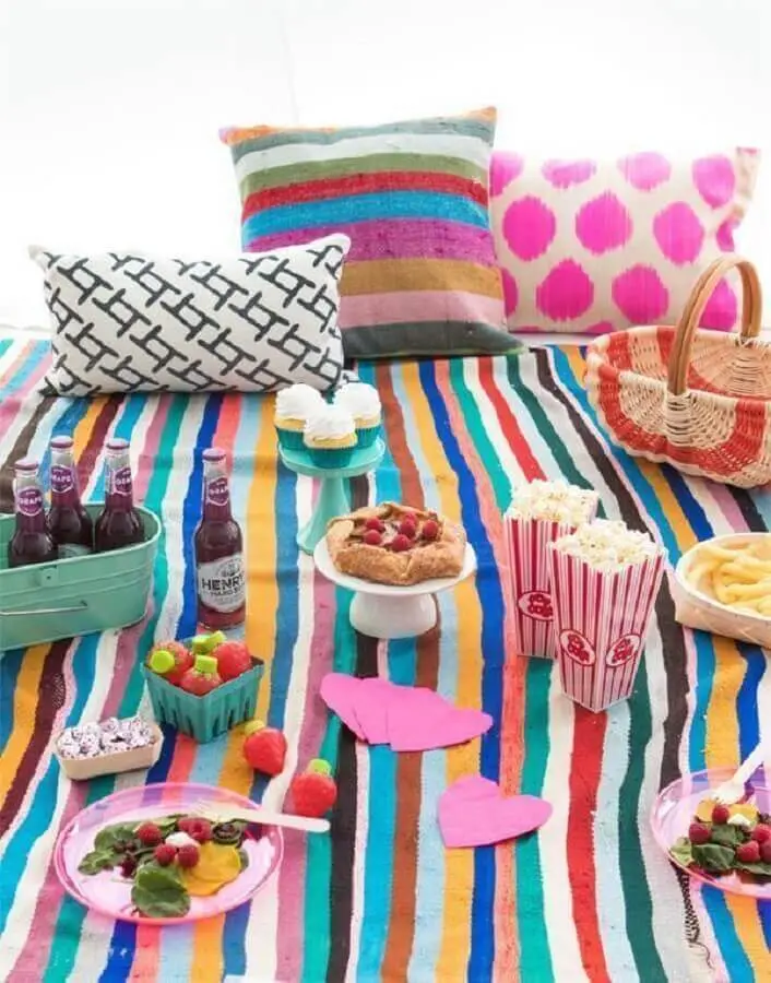 decoração de piquenique com toalha e almofadas coloridas Foto Pinterest