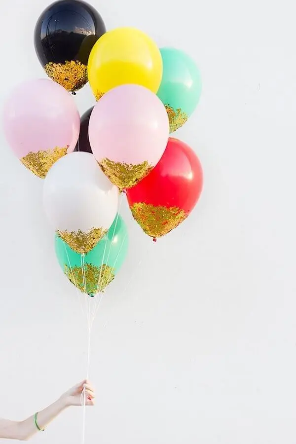 decoração de réveillon com balões coloridos Foto Casa&Diseño
