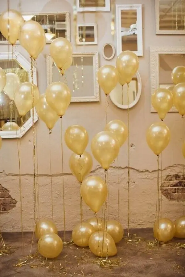 decoração de réveillon com balões dourados Foto ArqDrops