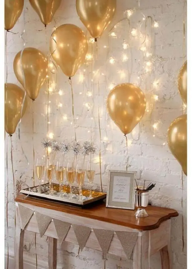 decoração de réveillon simples com balões dourados Foto HappyShappy