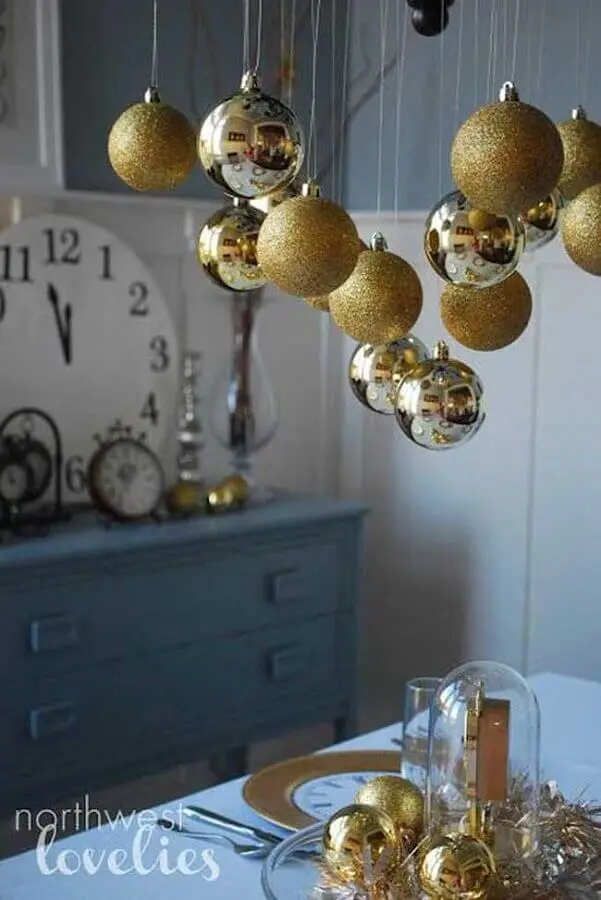 decoração de réveillon simples com bolas de natal douradas Foto Northwest Lovelies
