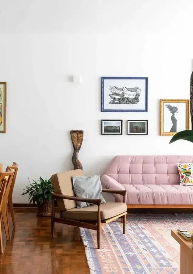 decoração de sala simples com poltrona de madeira e sofá rosa claro Foto Histórias de Casa