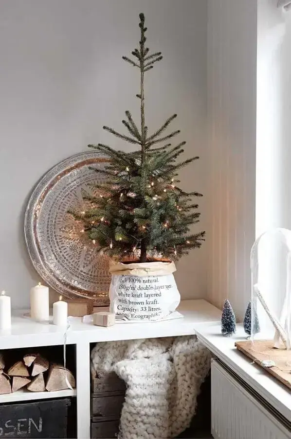 decoração estilo escandinava com árvore de natal pequena Foto Homelovr