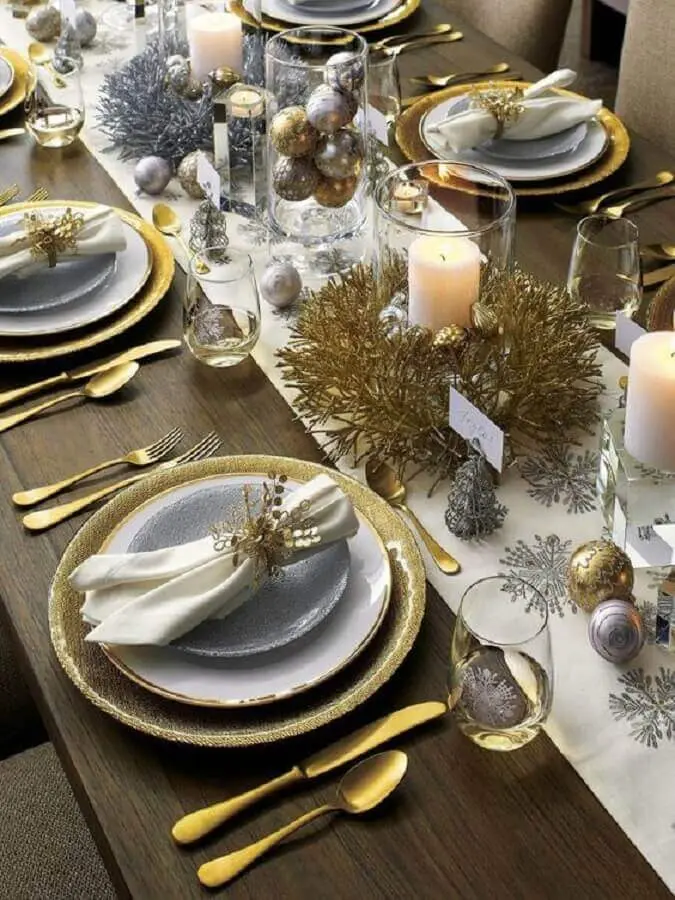 decoração mesa réveillon com velas e talheres dourados Foto Crate and Barrel