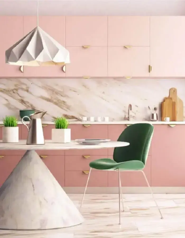 decoração moderna com armário de cozinha rosa com puxadores dourados Foto ViralDeco