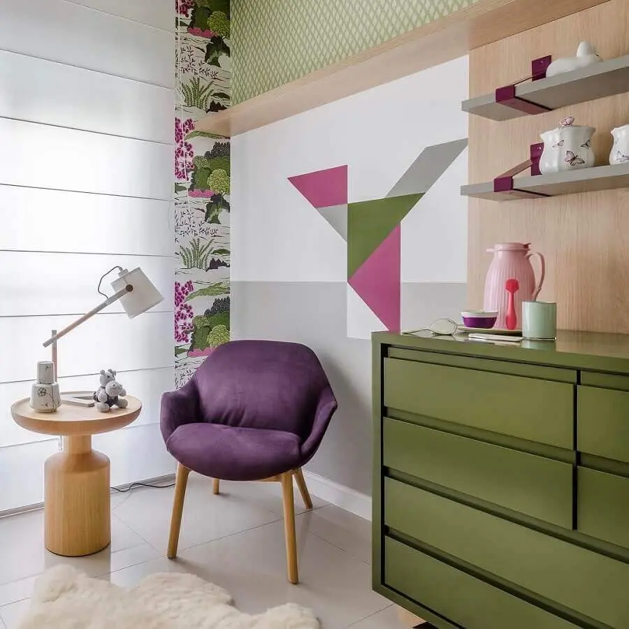 decoração moderna com cômoda verde musgo e poltrona roxa Foto Andrea Murão