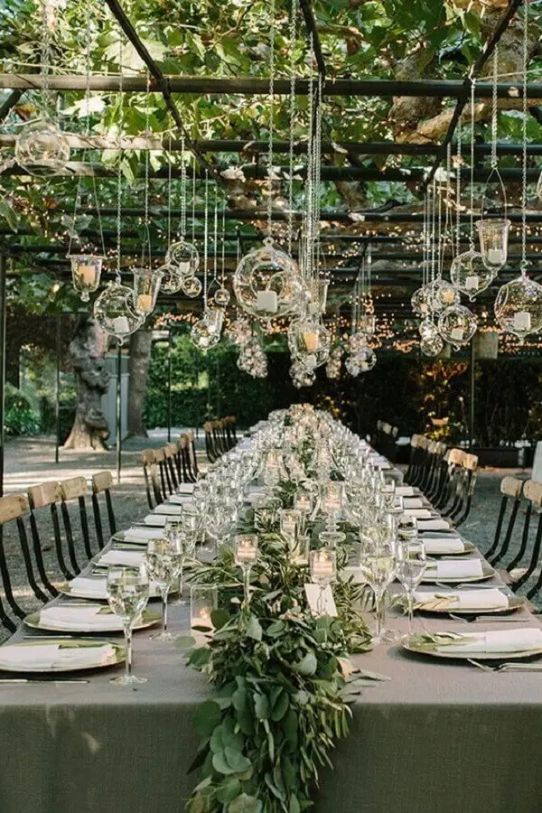 decoração moderna com folhagens e velas para casamento no campo Foto Party Decoration Ideas