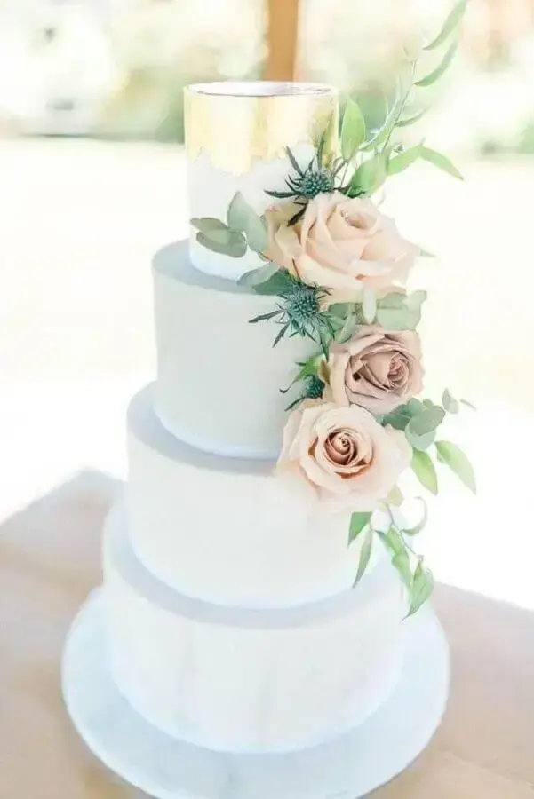 decoração moderna para bolo de casamento com flores Foto Wedding Blog