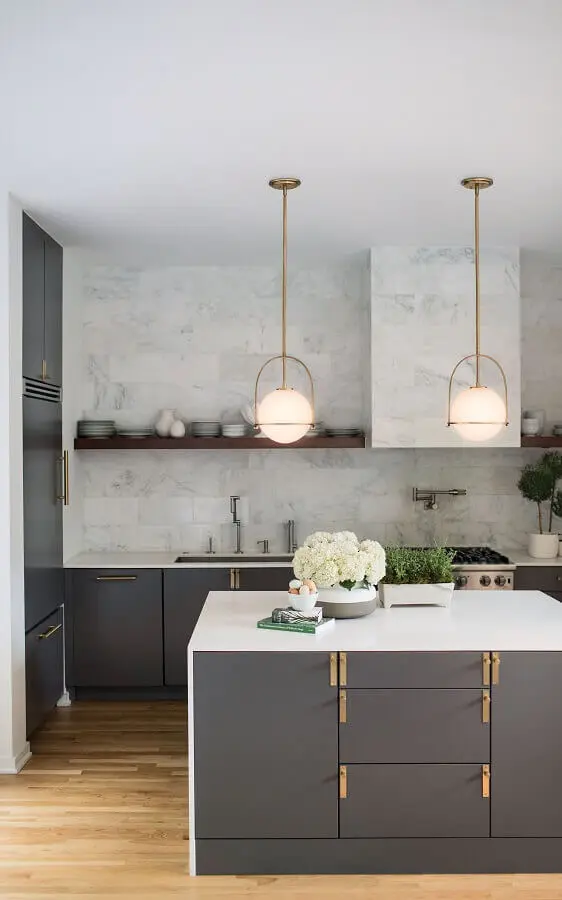 decoração moderna para cozinha cinza planejada com bancada Foto Lightology