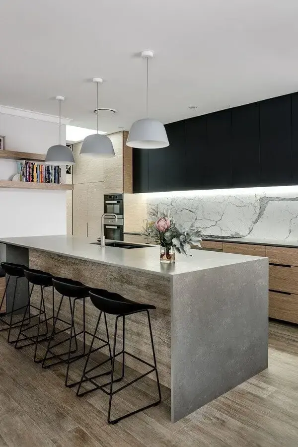 decoração moderna para cozinha com bancada de concreto e armário com iluminação embutida Foto FEAST