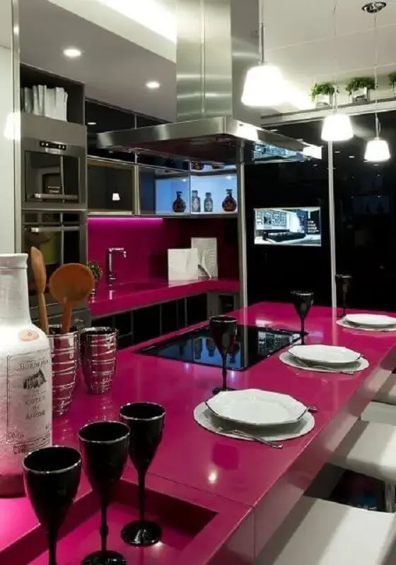 decoração moderna para cozinha rosa e preta com ilha Foto Pinterest