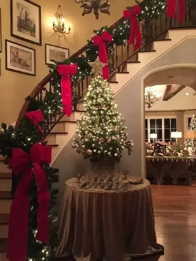 decoração natalina clássica com laços vermelhos e arvore Foto Top Interiors Design