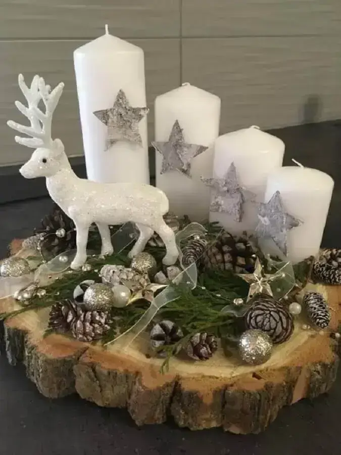 decoração natalina com arranjo feito de velas e enfeites prata Foto My King List