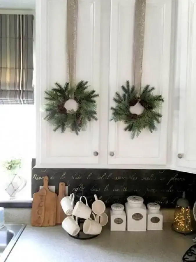decoração natalina para cozinha com guirlandas nas portas dos armários Foto Better Homes and Gardens